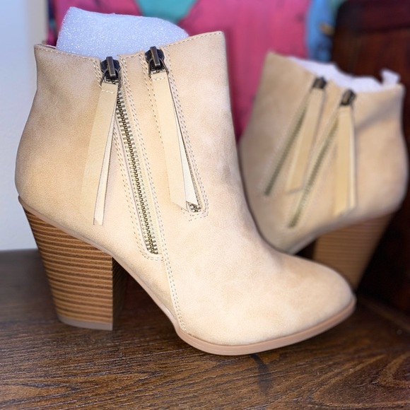 Journee Bootie - Picture 1 of 8